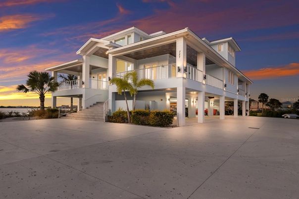 Exterior, Facade, Modern