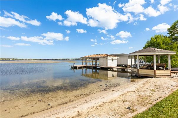 Exterior, Lake