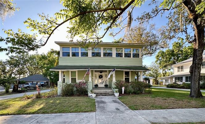 Exterior, Facade, American Foursquare