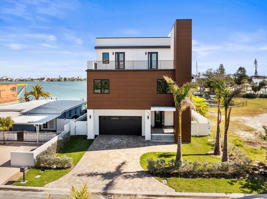 Attached, Exterior, Facade, Water, Modern