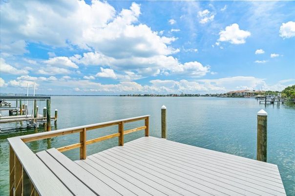 Exterior, Lake