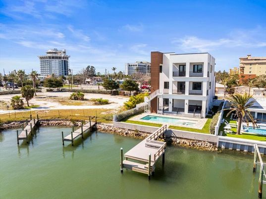 Exterior, Lake