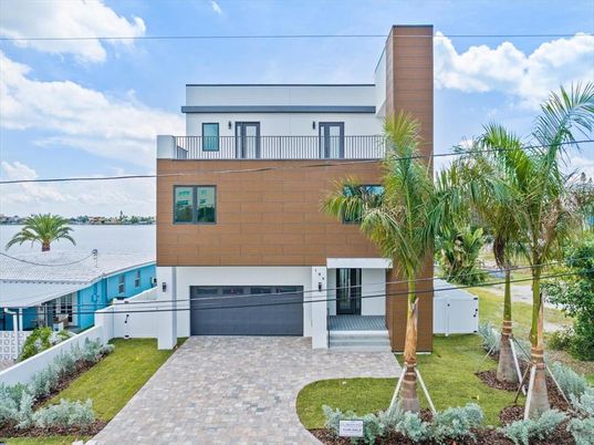Attached, Exterior, Facade, Water, Modern
