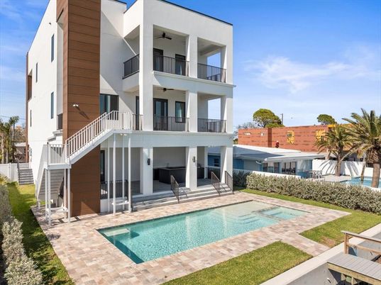 Exterior, Facade, Pool, Modern