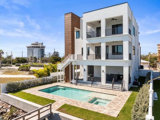 Exterior, Facade, Pool, Modern