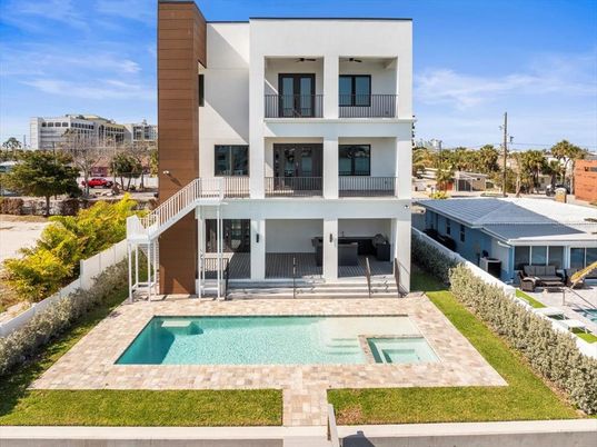 Exterior, Facade, Pool, Modern