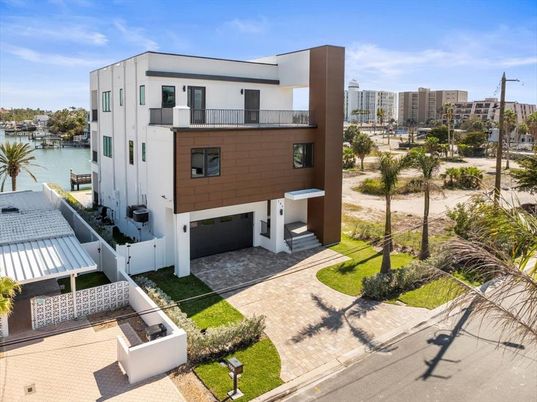 Attached, Exterior, Facade, Water, Modern
