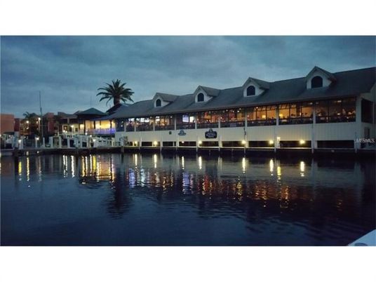 Exterior, Lake
