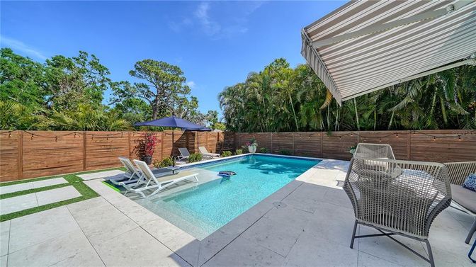 Exterior, Pool