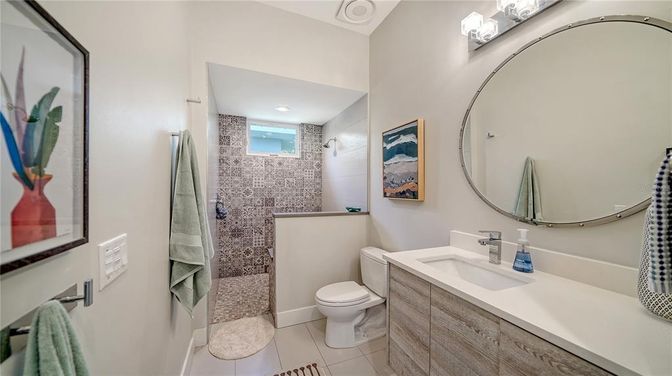 Bathroom, Interior, Recessed Lighting