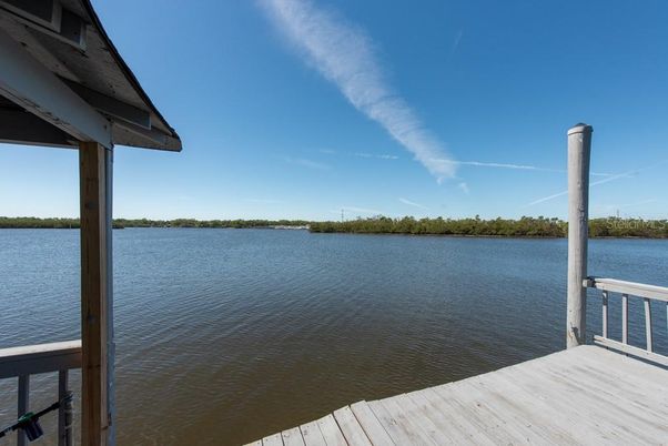 Exterior, Lake