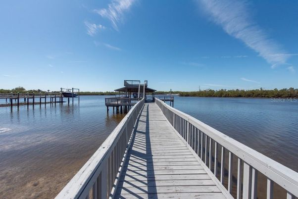 Exterior, Lake