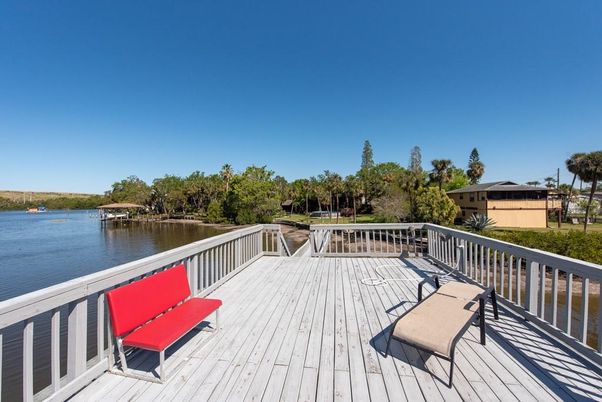 Exterior, Lake