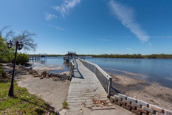 Exterior, Lake