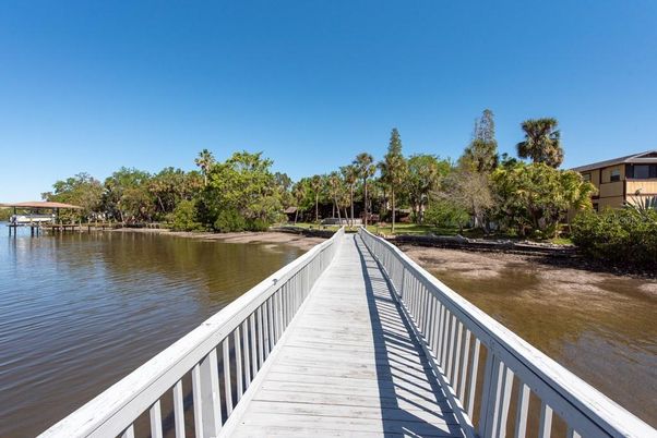 Exterior, Lake