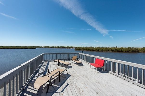 Exterior, Lake
