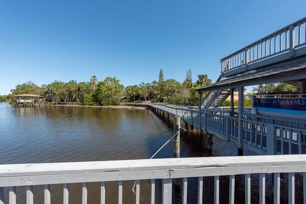 Exterior, Lake