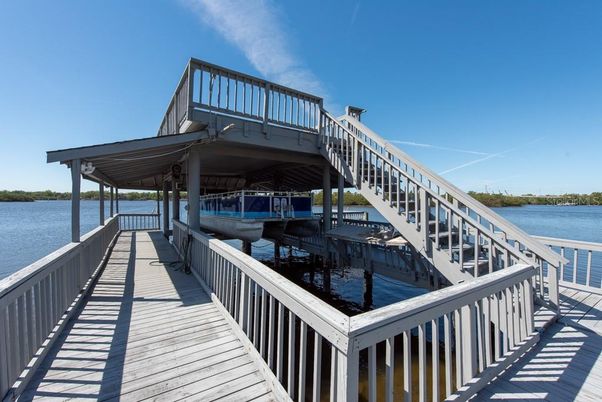 Exterior, Lake