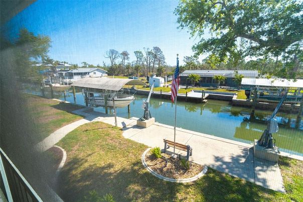 Exterior, Lake