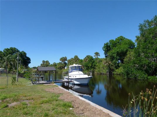 Exterior, Lake