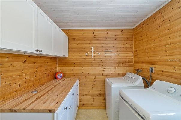 Interior, Washer, Wooden Ceilings, Wooden Walls