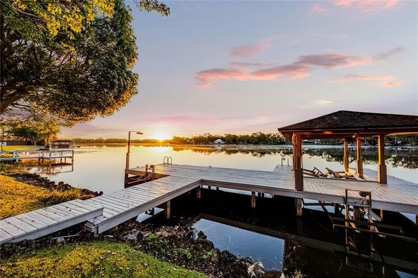 Exterior, Lake