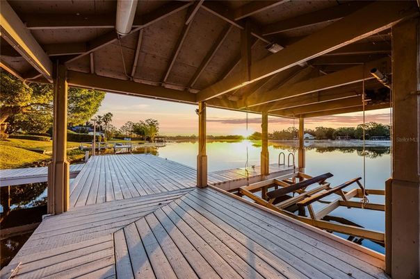 Exterior, Lake