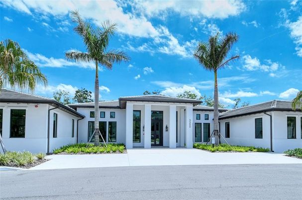 Exterior, Facade, Ranch