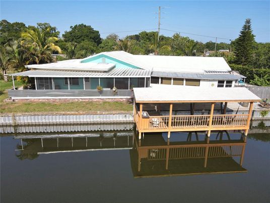 Exterior, Lake