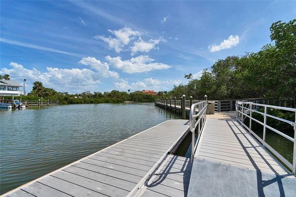 Exterior, Lake