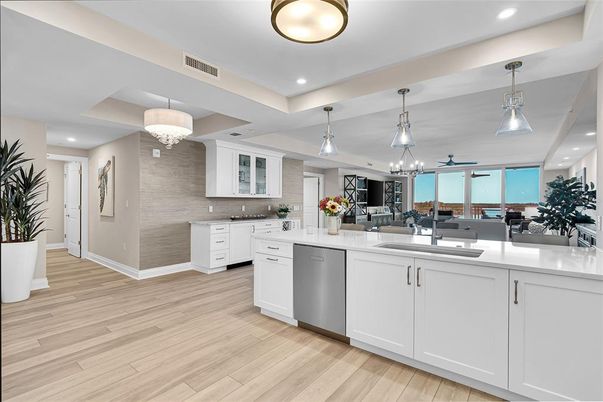 Chandelier, Dining room, Interior, Kitchen, Pendant Lights, Recessed Lighting, Wood Texture Flooring