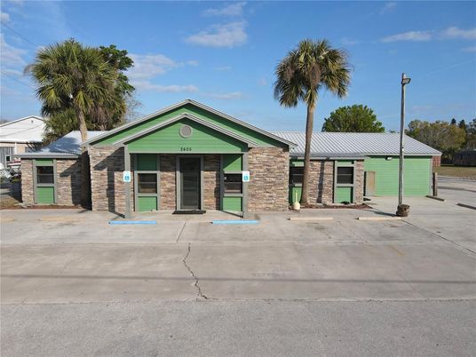 Exterior, Facade, Brick Facade, Ranch