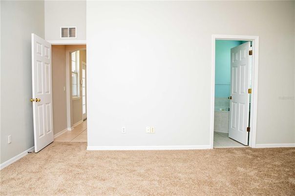Empty room, Interior