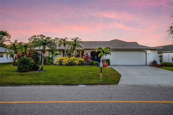 Attached, Exterior, Facade, Ranch