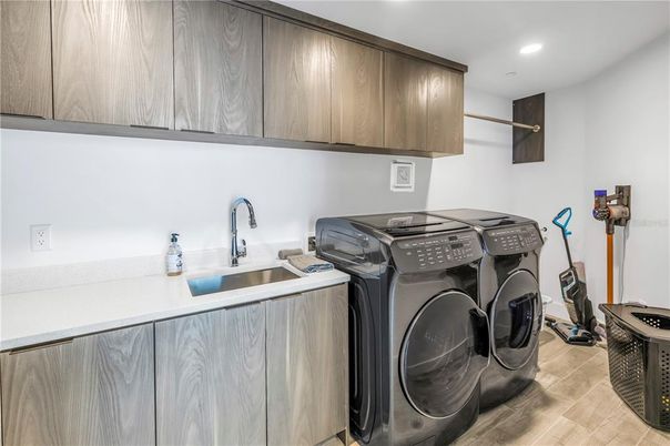 Interior, Recessed Lighting, Washer, Wood Texture Flooring