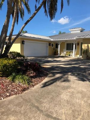 Attached, Exterior, Facade, Ranch