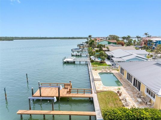 Exterior, Lake