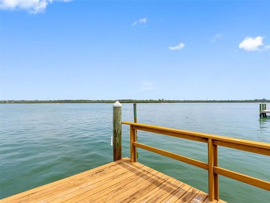 Exterior, Lake