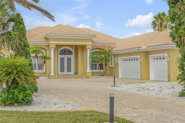 Attached, Exterior, Facade, Mediterranean