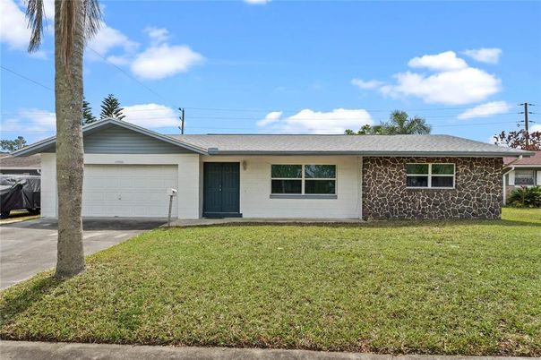 Attached, Exterior, Facade, Ranch