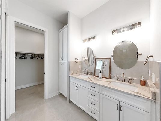 Bathroom, Dual Sink Vanities, Interior