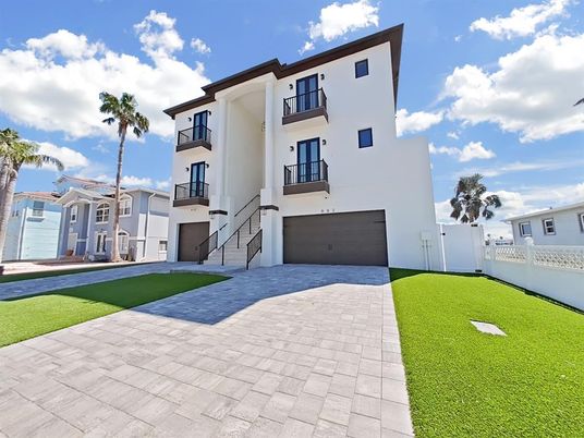 Attached, Backyard, Exterior, Facade, Modern