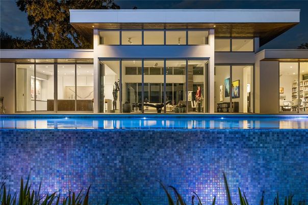 Exterior, Facade, Pool, Modern