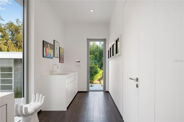 Interior, Recessed Lighting, Washer, Wood Texture Flooring