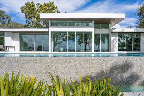 Exterior, Facade, Pool, Modern