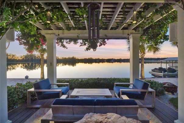 Exterior, Lake