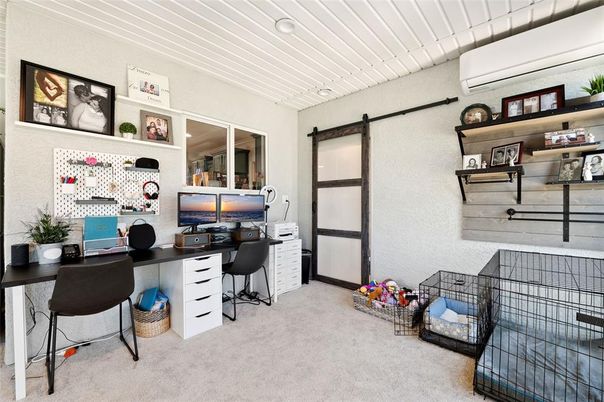 Home Office, Interior