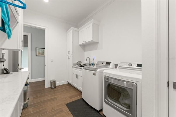 Interior, Recessed Lighting, Washer, Wood Texture Flooring