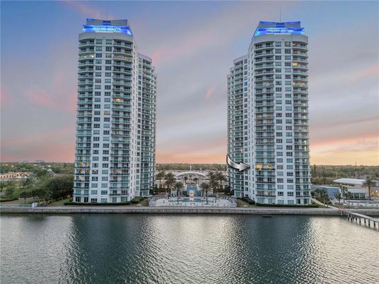 Exterior, Lake