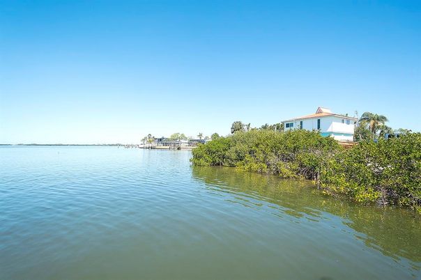 Exterior, Lake